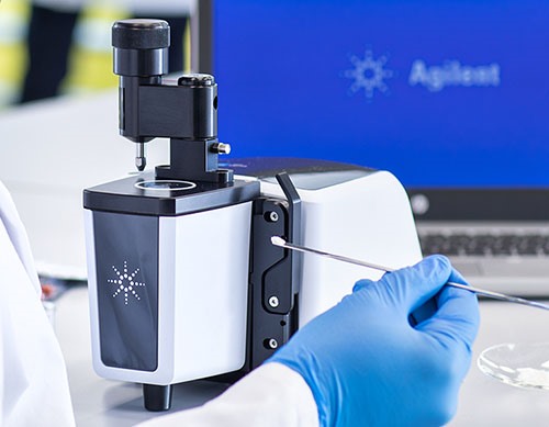 Analyzing a solid sample with the Cary 630 FTIR’s ATR sampling technology